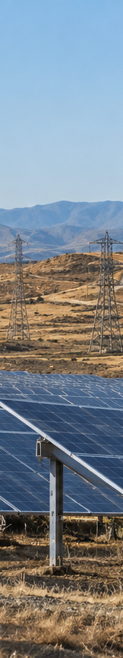 Temsili görsel: Geniş bir arazide güneş panelleri ve arka planda rüzgâr türbinlerini gösteren temsili enerji fotoğrafı.